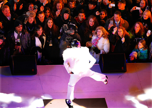 2012년 12월31일 미국 뉴욕 타임스스퀘어에서 열린 새해맞이 공연 무대에 오른 싸이가 &lt;강남스타일&gt;을 부르며 말춤을 추고 있다. REUTERS